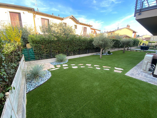 Gazon naturel vs gazon synthétique : quelle est la meilleure option pour votre jardin ?