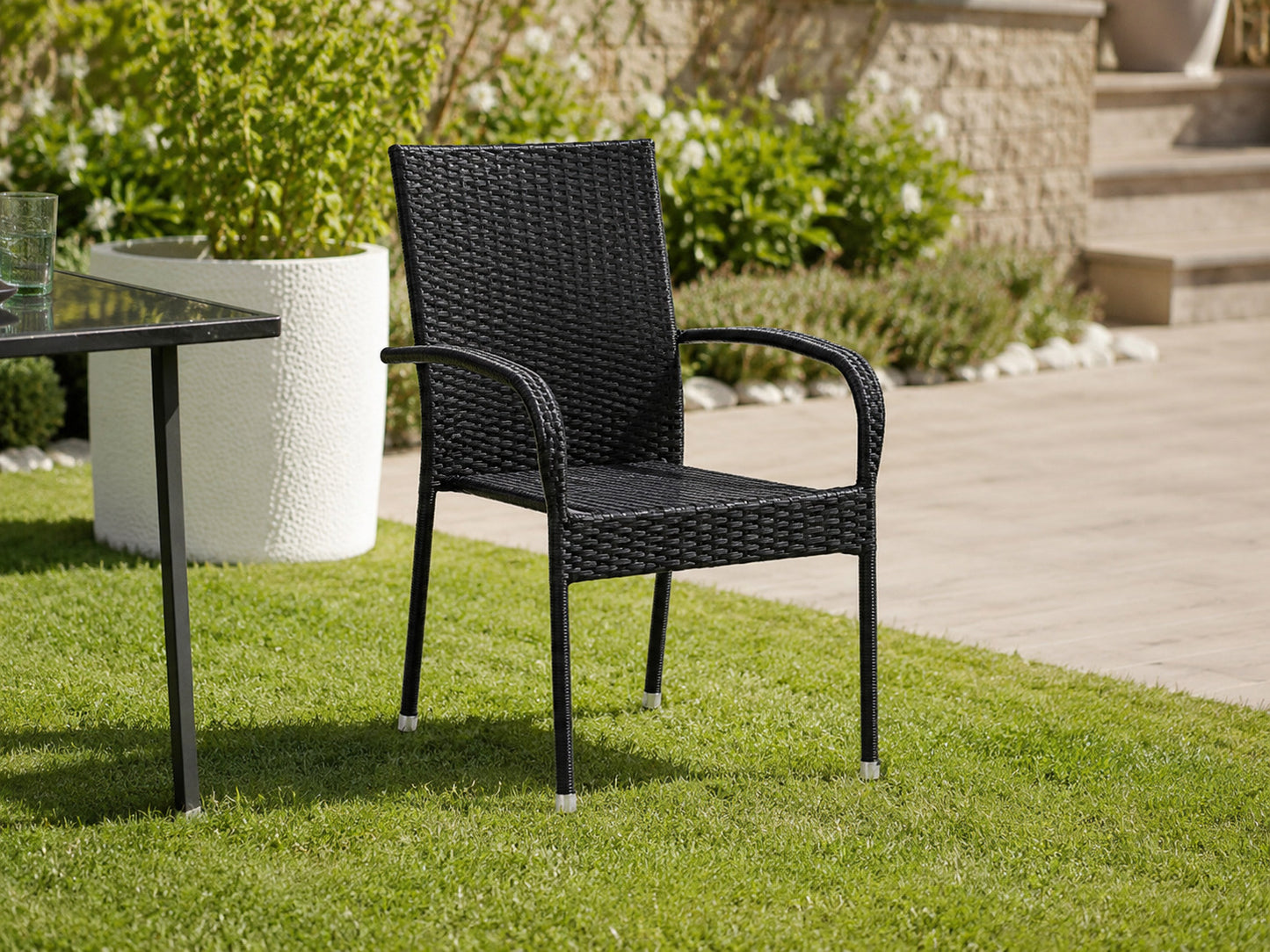 Chaise de jardin en résine tressée noire avec structure en acier